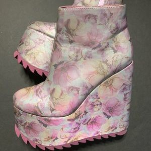 YRU- Dimensions— gently worn Size 9M